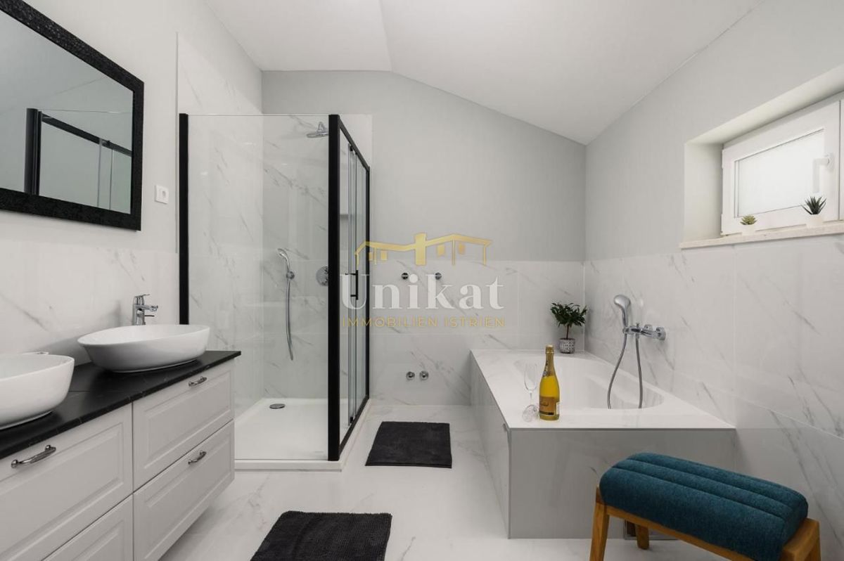 Vila z dvema stanovanjski enotama - pogled na morje